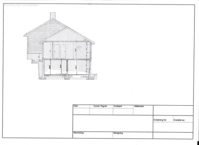 Snittegning som viser bygningens tverrsnitt, romfordeling og konstruksjon.