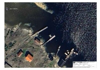 Ortofotobilde (flyfoto) av eiendom med bygninger og kai, brukt som grunnlag for situasjonsplan.