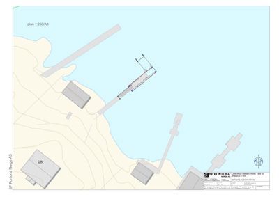 Situasjonsplan som viser bygningenes plassering i forhold til kystlinjen, vann og andre eksisterende bygninger.
