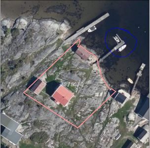 Satellittbilde (flyfoto) av ei tomt med bygningsplassering markert med rød linje, og en brygge med båtplassering markert med blå linje.