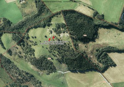 Satellittbilde (flyfoto) av et område med skog, åker og en elv, med overlagte røde grenselinjer og tekstmeldinger om 'Anlegg fra andre verdenskrig'.