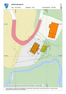 Situasjonsplan som viser tomtens form, grenser, høydeforhold (konturlinjer), eksisterende og planlagt bebyggelse, samt tilstøtende infrastruktur som vei og elv.