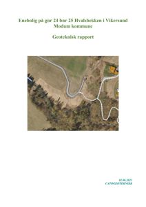 Bildet viser en satellittbilde eller flyfoto av et område med en elv, skog og en vei. Det er også tegnet inn en grå linje som representerer en planlagt vei eller grense, samt en liten markering for eiendom. Dette er typisk for situasjonsplaner eller kart i en geoteknisk rapport.