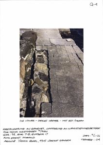 Fotografi av eksisterende tilstand (forhold) på en gangvei med skader, inkludert sprukne dekker og løsner. Bildet er merket som 'FOTO EKSIST. FORHOLD' og viser et reelt sted, ikke en tegning.