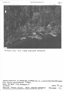 Flyfoto fra 2021 som viser eksisterende steinsatt gangvei og bygninger ved kysten.