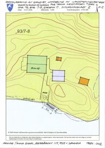 Situasjonskart som viser tomtens topografi, eksisterende og planlagte bygninger, samt infrastruktur som gangvei og bro.