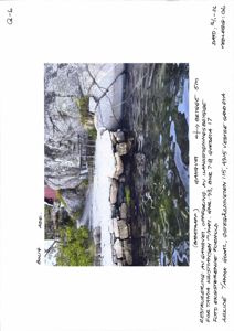 Fotografi av en steinmur ved vannkant med tekstbeskrivelse om restaurering av gavlvegg.