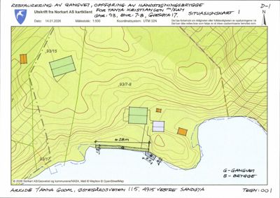 Situasjonskart som viser topografi, bygningers plassering og en planlagt brygge.
