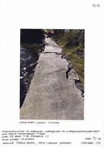 Fotografi av en betonggangvei som går ut i vannet, med tekstbeskrivelse om restaurering og oppføring av landstigningsbrygge.