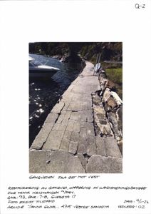 Fotografi av en betonggangvei langs vannet med tekstbeskrivelse om restaurering og oppføring av ilandstigningsbrygge.