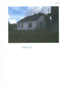 Fotografi av en hvit bygning sett fra nordvest.