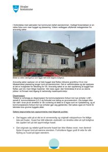 Fotografi av et eldre våningshus som ligger tett inntil dagens bolighus, inkludert kommunens logo og tekstbeskrivelse.