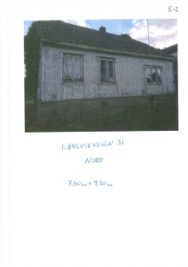 Fotografi av en eksisterende bygning (ettasjes hus) sett fra nord, med håndskrevne notater om adresse og mål.