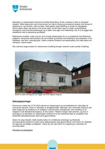 Fotografi av et eldre våningshus med en antenne, som ligger tett inntil dagens bolighus.