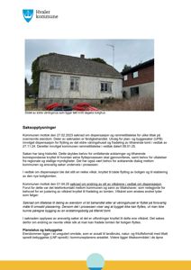 Fotografi av et eldre våningshus med tekstbeskrivelse under bildet.