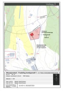 Situasjonskart som viser tomtedeling, flytting av bygninger og topografi.