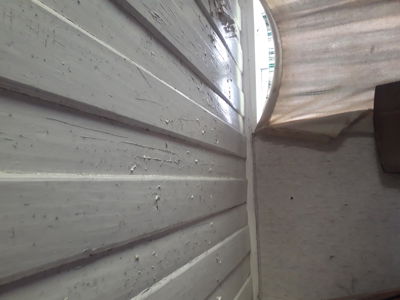 Fotografi av en innvendig vegg med horisontale paneler og et vindu.