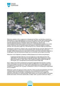 Fotografi av et gammelt, steinlagt våningshus med grønnmossede vegger og en rød takkant. Bildet er merket med 'Hvaler kommune' og en tekstlinje under som sier 'Bildet viser nr ønsket plassering'.