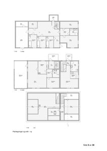 Bildet viser etasjeplaner for en bygning (1. etasje, 2. etasje og loft) med romfordeling, dører og trapper.