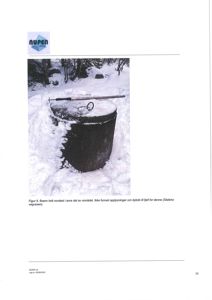 Fotografi av en brønn i snø, med tekstbeskrivelse under bildet.