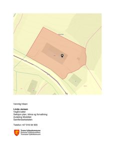 Kart som viser et tomt med bygningsplassering, vei og terrengforhold.