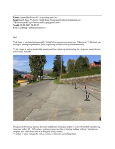 Fotografi av en vei med midlertidig avgrensning mot eiendom, inkludert stolper, tau og gjerde.