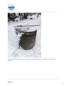 Fotografi av en betongbrønn i snø med en stang på lokket. Bildet er merket som Figur 9 og har en beskrivende tekst under.