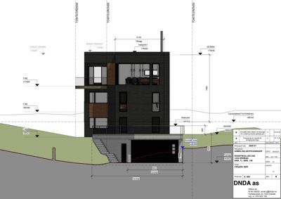 Fasadetegning (opprikk) som viser bygningens utseende sett fra siden, med detaljer om høyder, terrengforhold og konstruksjon.