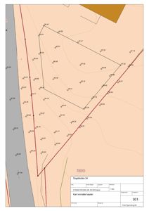 Situasjonsplan som viser eiendomsgranser, høydemålinger (høyder) og topografi for tomta Sogstikollen 24.