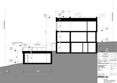 Snittegning (SNITT A-A) som viser bygningens tverrsnitt, høyder, grunnmur og forhold til terreng.