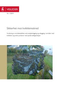 Et fotografi som viser en illustrasjon av et kvikkleireskred med bygninger i bakgrunnen.