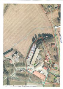 Kartutsnitt med flyfoto som viser eiendomsgrenser, bygninger og veier.