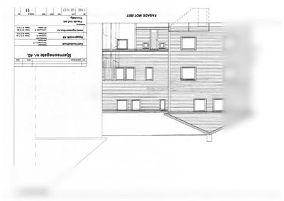 Fasadetegning av en bygning med vinduer, dører og takform sett fra øst