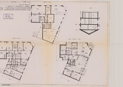 Bildet viser en tegning med etasjeplaner (Plan 1, 2 og 3) samt et oppriss (skiss) av en bygning.
