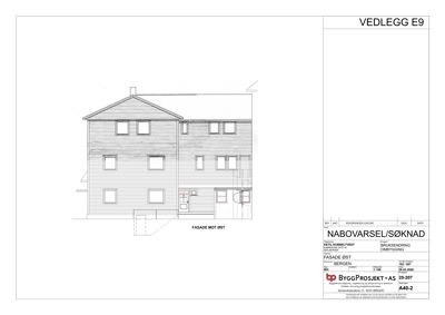 Fasadetegning av en bygning sett fra øst, med vinduer, tak og inngangsdør tydelig vist.