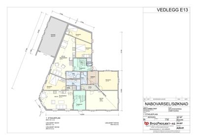 Etasjeplan (1. etasje) som viser romfordeling, mål og innredning for flere leiligheter.