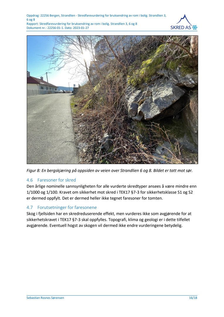 Fotografi av bergskjæring og vegetasjon langs en vei, tatt mot sør i forbindelse med skredfarevurdering.