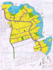 Situasjonsplan som viser en bydel med fargekoding for ulike arealtyper (bebyggelse, grønt, vann) og detaljerte gater og eiendommer.