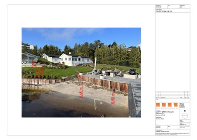 Fotografi av en eksisterende bygning ved kysten med overlagte røde målinger og tekst som indikerer høyder på brygge og mur.