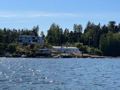 Fotografi av eksisterende hus og bygninger langs kysten.