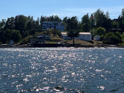 Fotografi av en bygning ved vannet sett fra en avstand.