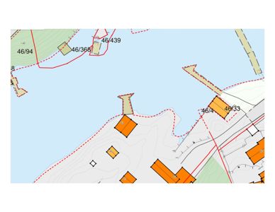 Situasjonsplan som viser eiendomsnummer (f.eks. 46/94, 46/368), bygningers plassering i forhold til kystlinjen og vannet, samt topografi.