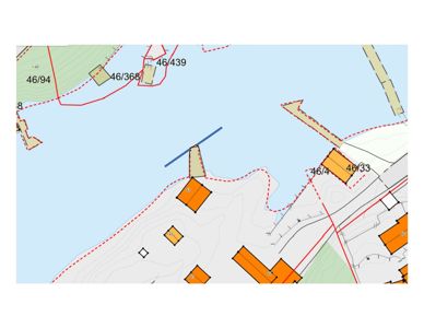 Situasjonsplan som viser eiendomsgranser (46/94, 46/368, 46/439, 46/4, 46/33), bygningsplasseringer og topografi langs en kystlinje.