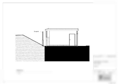 Snittegning (Snitt A-A) som viser bygningens tverrsnitt, høydeforhold og grunnplan i forhold til terreng.
