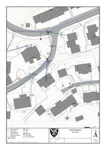 Situasjonsplan som viser tomtens form, høydeforhold (konturlinjer), veioppsett og plassering av bygninger i forhold til hverandre og terrenget.