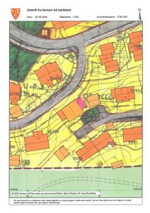 Situasjonsplan som viser eiendomsgrenser, bebyggelse og vegnett sett fra oven.