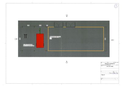 Situasjonsplan som viser tomtens dimensjoner, eksisterende bygning, planlagt påbygg (rødt) og grusareal.