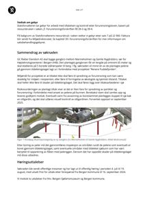 Fotografi av en planlagt gangbro over vannet med peler og en del av bygningen i bakgrunnen.