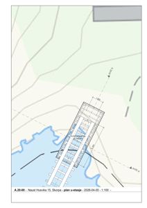 Situasjonsplan som viser bygningens plassering i forhold til vann og terreng, med angitte mål og snittlinjer.