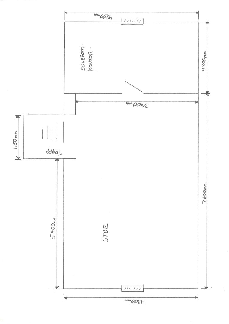 Etasjeplan (trolig første etasje) som viser romfordeling (stue, soverom, kontroll), dører, vinduer, trapp og mål på rommene.